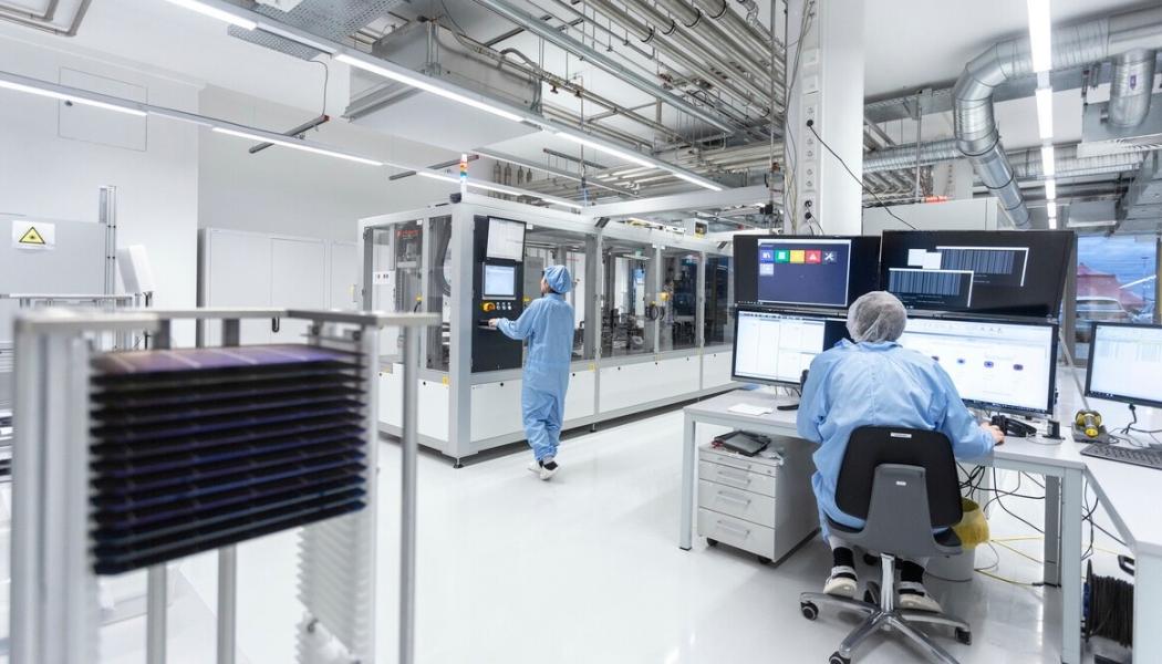 Den automatiserade solcellstestaren i produktionslinan vid PV-TEC med styrdator för avancerad analys av mätdata. Fraunhofer ISE/Foto: Dirk Mahler