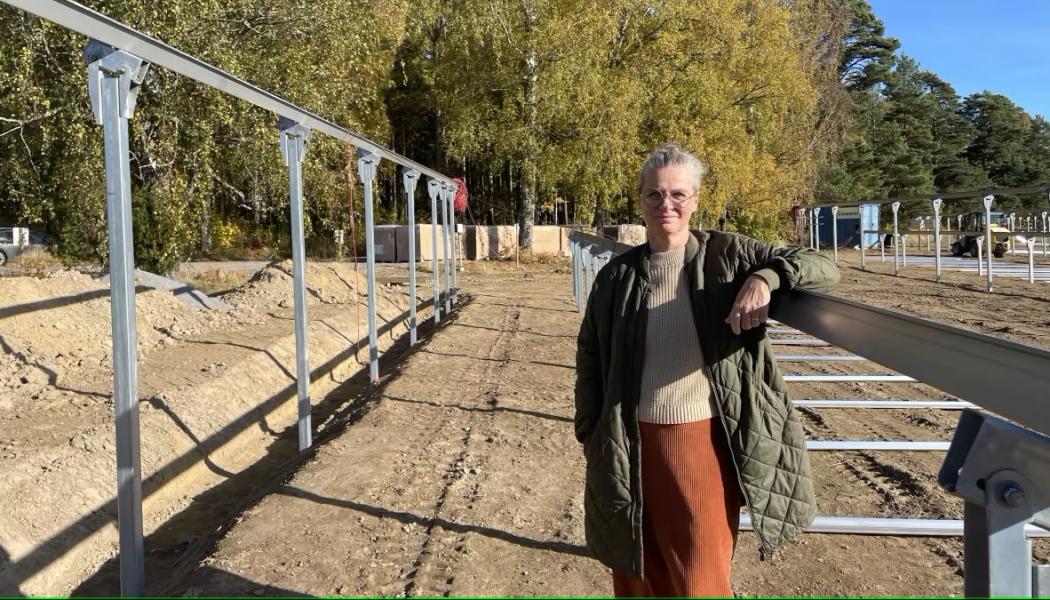 Jeanette Svensson, VD på Bommersvik, under byggnationen av solcellsanläggningen. Foto: EnergiEngagemang