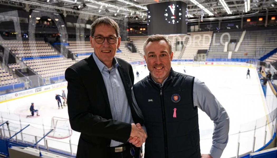 Rolf Hunt, affärsområdeschef Kraft och värme, Växjö Energi och Johan Markusson, vd Växjö Lakers Hockey. Foto: Växjö Energi