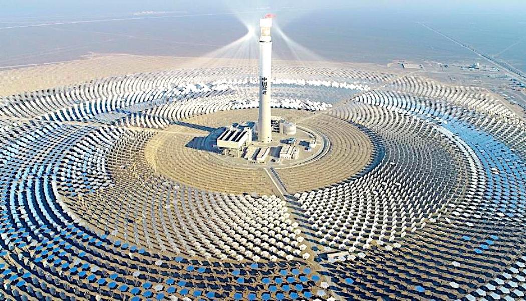 China Energy Engineering Corporations 50 megawatt starka Hami solkrafttorn.
Foto: Wikipedia Common Lic, kredit: Csp.guru 