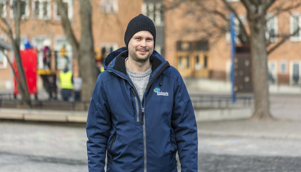 Det kommunala fastighetsbolaget Strängnäs Fastighets AB ska med stöd från Klimatfond Strängnäs installera solceller på Vasaskolans tak. Foto Lina Östling