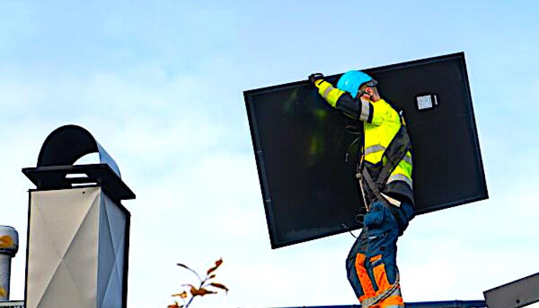 Installation av solpaneler i Urjala i Finland. Foto: Kotisi Energia