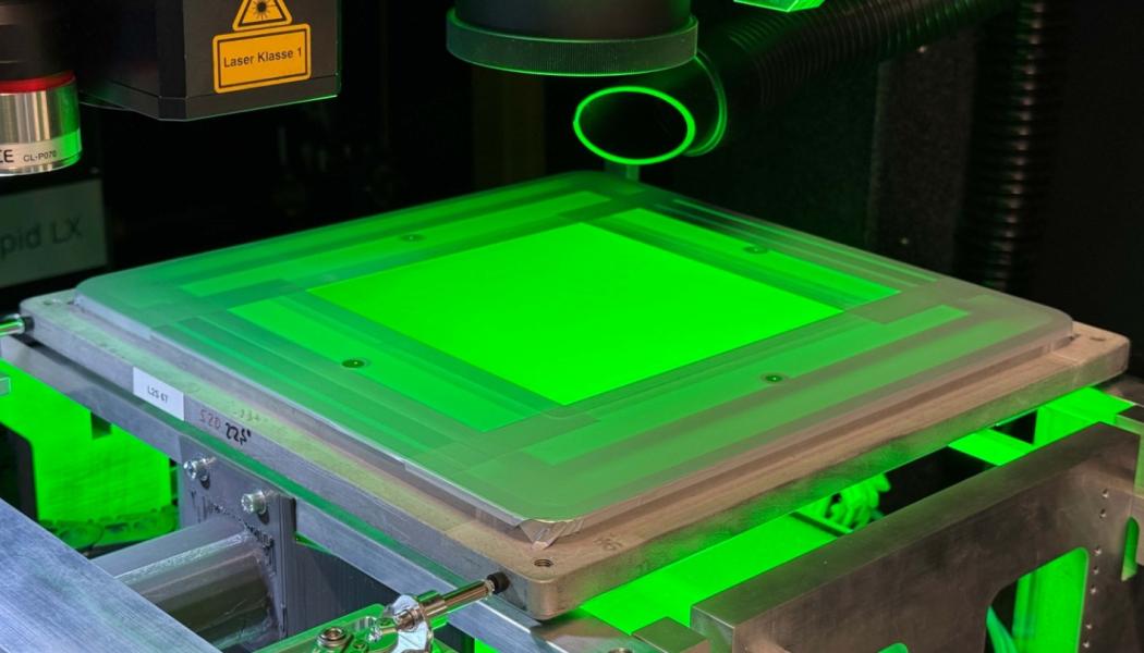 Närbild av ett laserbearbetat finmaskigt silnät för solcellstillverkning, strukturerat med mikrometerprecision. Källa: Fraunhofer ISE / Projekt »Laser2Screen« / Foto: Andreas Lorenz