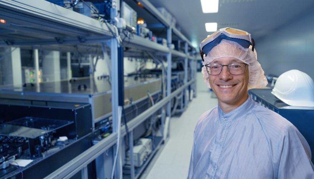 Lasersystemet kan användas till forskning som banar väg för ljusdriven elektronik och effektivare solpaneler. Pressbild: Umeå universitet