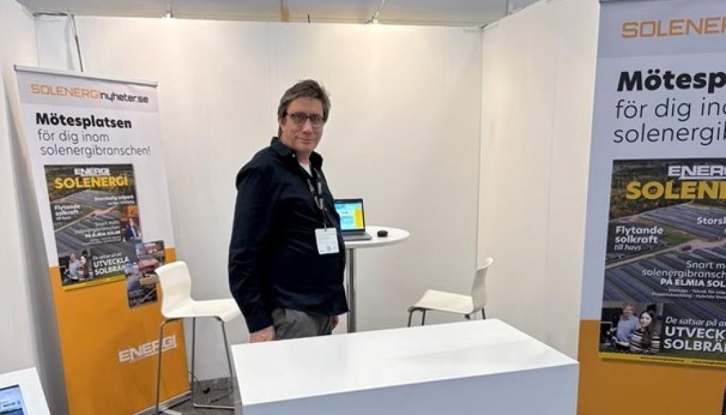 Magnus Sundman, projektledare för Solenerginyheter.se, här på plats i montern på Elmia Solar. 
Foto: Jörgen Städje/conventus