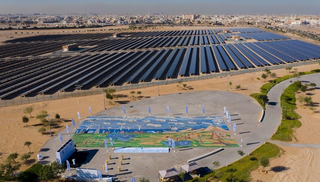 Nyligen tillkännagav Masdar planerna på ett omfattande projekt som kombinerar 5,2 gigawatt solenergi med ett batterilagringssystem på 19 gigawattimmar. Anläggningen beskrivs som den första i sitt slag, med kapacitet att leverera upp till 1 gigawatt baskraft dygnet runt. Foto: Masdar-City