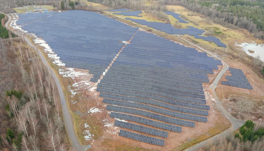 Solparken som Solkompaniet har uppfört på uppdrag av Solgrid och Encavis ligger utanför Västervik. Foto: Solgrid