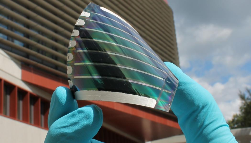 Organiska solceller är en ny teknik som lovar ekonomisk användning och enkel bortskaffning. De ger snabb energiåterbetalning på bara några månader, till skillnad från kiselsolceller som tar över ett år. Denna teknik kommer att forma framtiden genom forskning och nya tillämpningar, som solceller i fasader, fönster och biltillbehör. De kan också böjas, tvättas och anpassas till kläder tack vare plastfilm, vilket gör dem lämpliga för kurviga ytor. Foto:Karlsruhe Institute of Technology-Light Technology Institute (LTI)