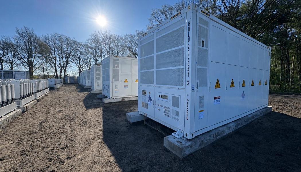 Projektet är Nordic Solars första hybridanläggning där batterilagring integreras direkt med en solpark. Batteriet ska kunna lagra överskottsel under perioder med hög produktion och sedan leverera el tillbaka till nätet när efterfrågan ökar eller produktionen sjunker. Foto: Nordic Solar