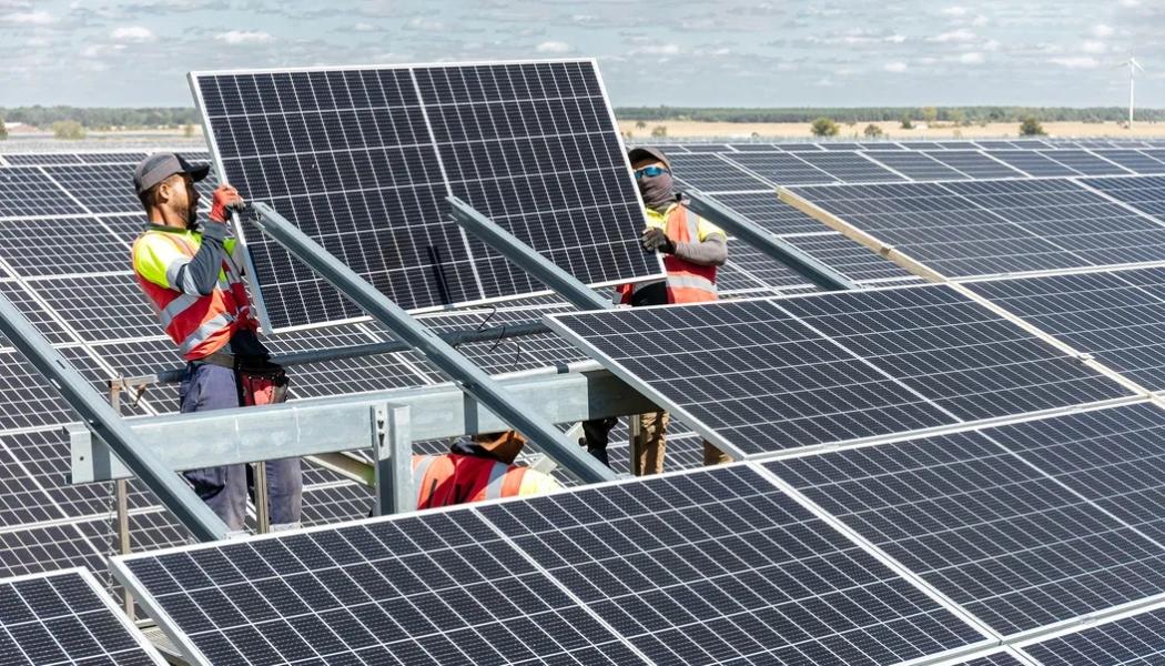 Bygget av Tysklands största solenergipark Weesow-Willmersdorf i kommunen Werneuchen nordväst om Berlin. Foto: BVMW