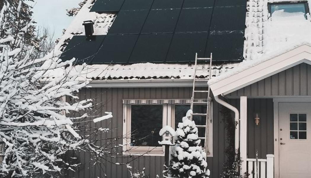 Hus med solceller i vinterlandskap. Pressbild: Otovo