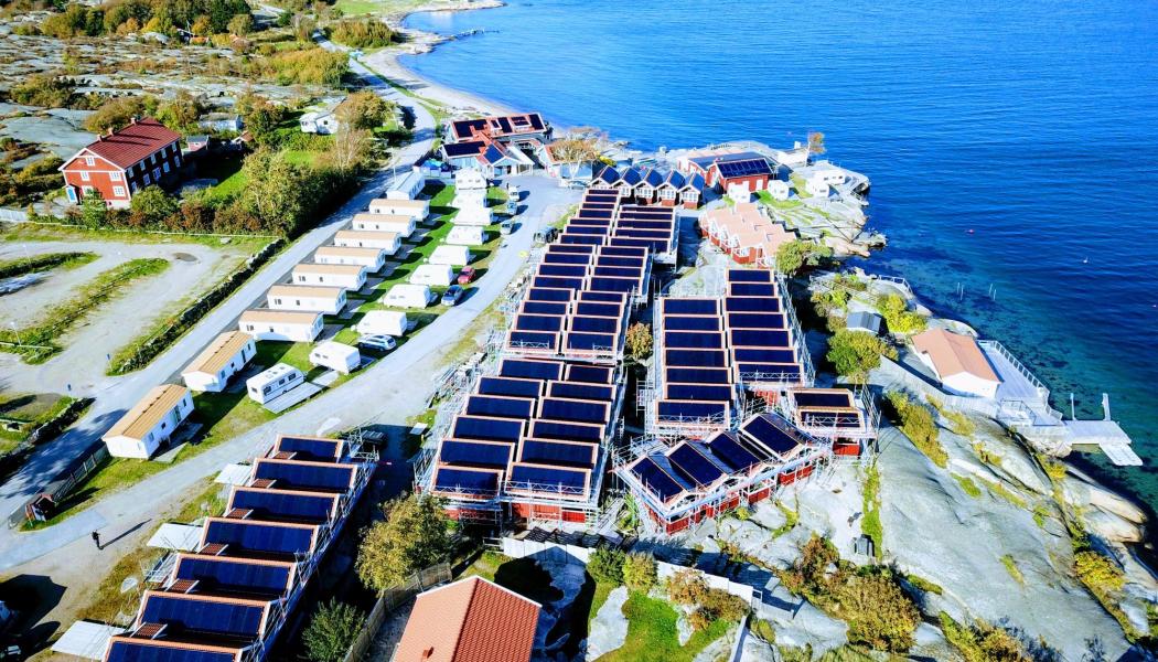 86 stugor på Ramsvik Stugby & Camping gör nu anläggningen självförsörjande på el efter installationen av ett SolarEdge DC-optimerat solcellssystem. Foto: SolarEdge