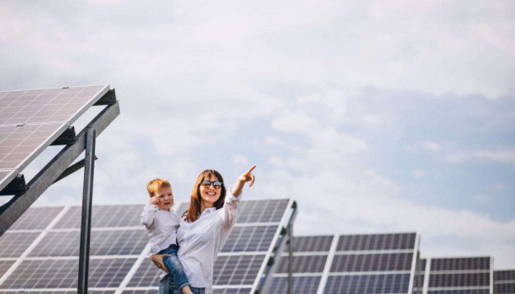 SmartMiner är en enhet som kombinerar en smart mätare med en blockkedjevalidator. Den installerades under solenergianläggningen och spårar den producerade energin samtidigt som den validerar Rowan Blockchain genom en Proof of Generation-konsensusmodell. Bild: Rowan Energy
