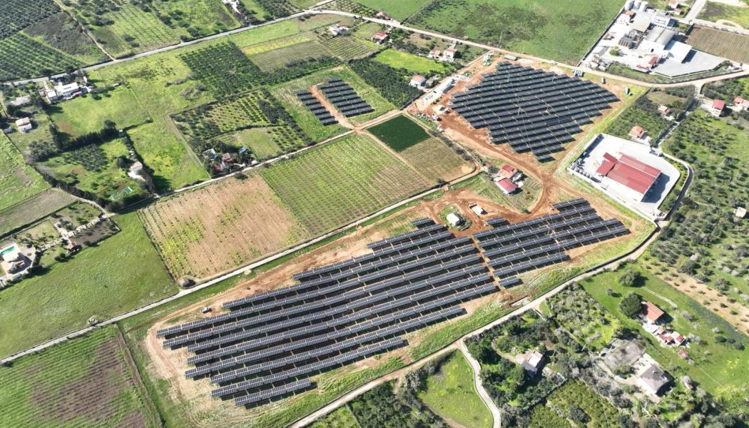 8,3 MWac solkraftverk Bosco i Partinico, Sicilien och 15 000 solcellsmoduler kommer att förse upp till 7 000 italienska hushåll med grön el. Viltvänligt stängsel installerat för att skydda biologisk mångfald. Foto: RWE