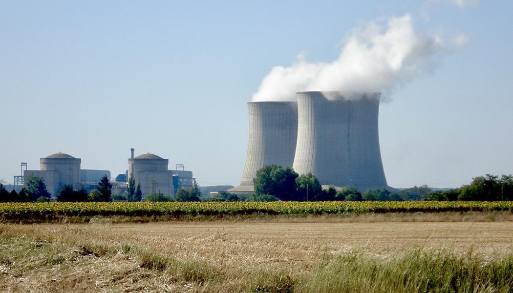 Franska kärnkraftverket Saint-Laurent, med två reaktorer av CP2-typ i 900 MWe-klassen och kyltornet till höger. Foto: Wikipedia Commons Lic. Kredit: T.A.F.K.A.S.

