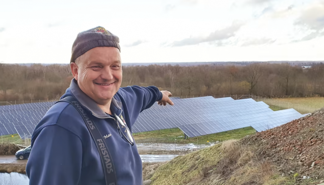 Mose Freyer på Moses Bil&Lack i Tollarp pekar ut över sin solpark - 