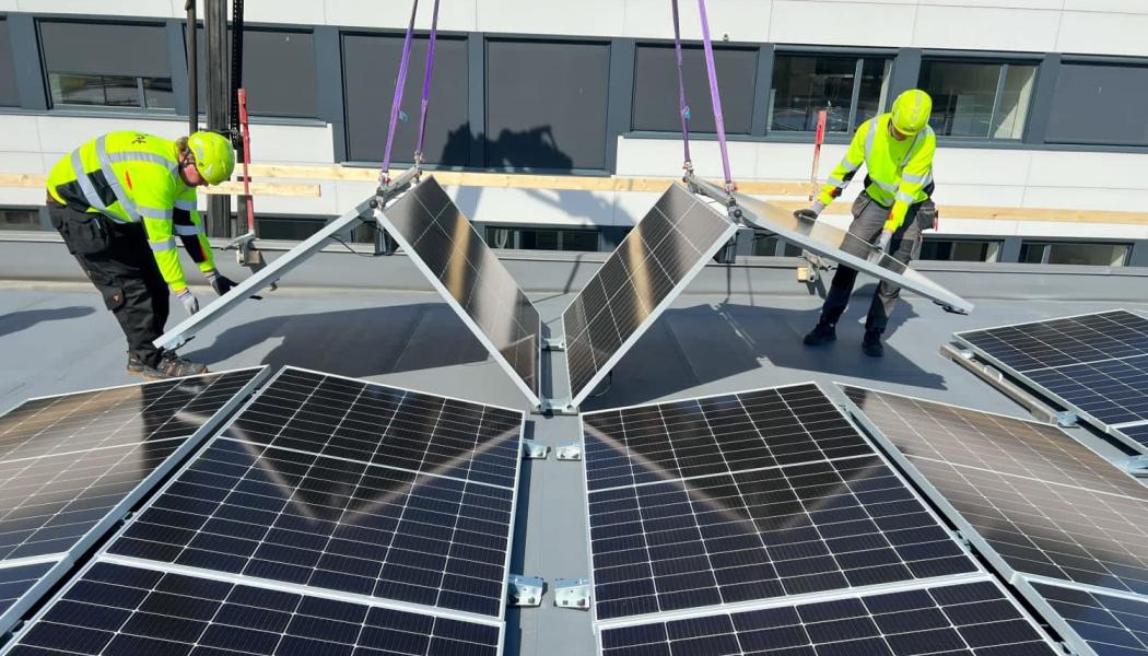 
SmartSolarBox - nytt system för solceller som levereras med solceller, ballast och kabeldragning färdigmonterat för att ställas på plats och anslutas.