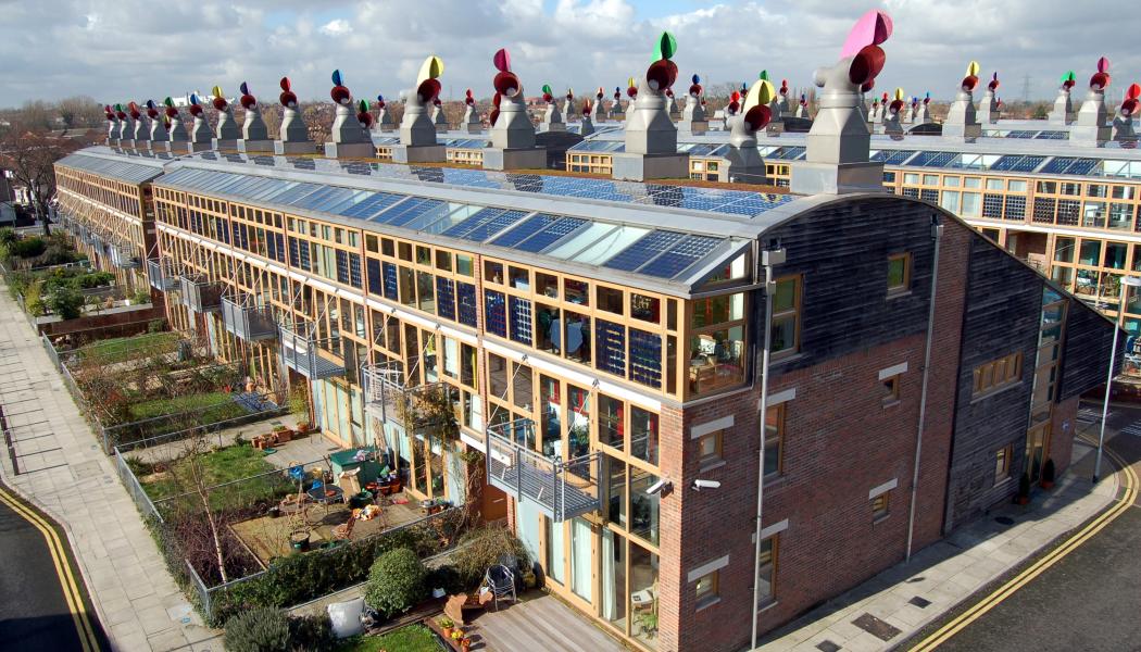 Solpanel på taket i BedZED ekoby i England. Foto: Wikipedia Common, Källa: Flickr – BedZED, kredit: Tom Chance
