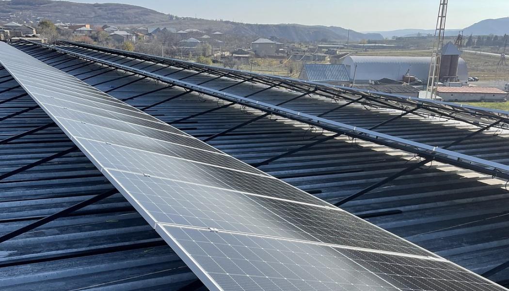 – Beläggningens unika nanoskaliga struktur möjliggör effektiv ljusabsorption samtidigt som den skyddar solcellernas kiselstruktur, vilket förbättrar både effektiviteten och hållbarheten, förklarar forskarna. Foto: Creative Commons Lic, kredit: superadsmaker