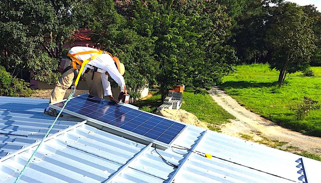 Solpanel modell mindre installeras. Foto: Pixabay: Kredit: lucascgouvea0


