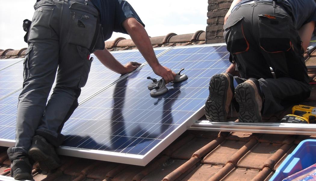 Det ursprungliga målet för solkraft under 2024, som sattes till 88 gigawatt enligt den tyska regeringen och utbyggnadsplanen för förnybar energi (EEG 2023), har redan överträffats. I juli sattes dessutom ett nytt rekord för solkraftsproduktionen i Tyskland. Foto: Creative Commons Lic. Kredit: Maria Godfrida