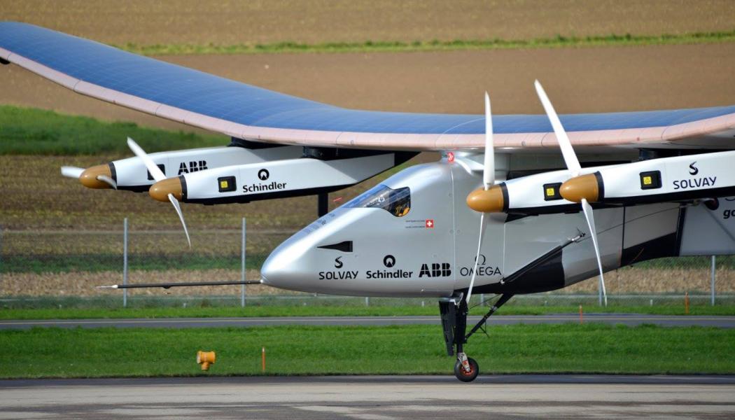Solar Impulse 2 var det första soldrivna flygplanet som genomförde en världsomsegling år 2014. Källa: Wikipedia Common Lic. Kredit: Milko Vuille 