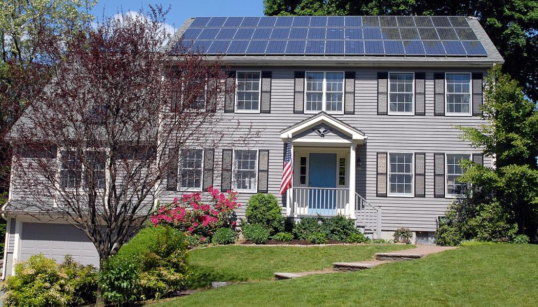 Solcellspaneler på taket av ett äldre hus i Boston. Foto: Wikipedia Common, kredit: Grey Watson