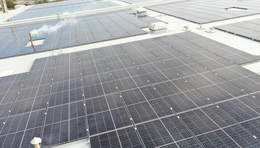 Power Optimizers i S-serien kommer att ersätta de gamla Power Optimizers i P-serien under 2023, vilket innebär en branschledande säkerhetsteknik och en ytterligare minskning av kostnaderna för balans av systemet. Foto: SolarEdge
