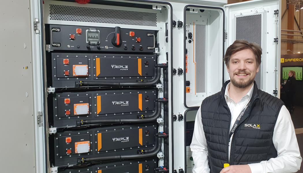 Axel Malmborg berättar om Solax vid en stor växelriktare