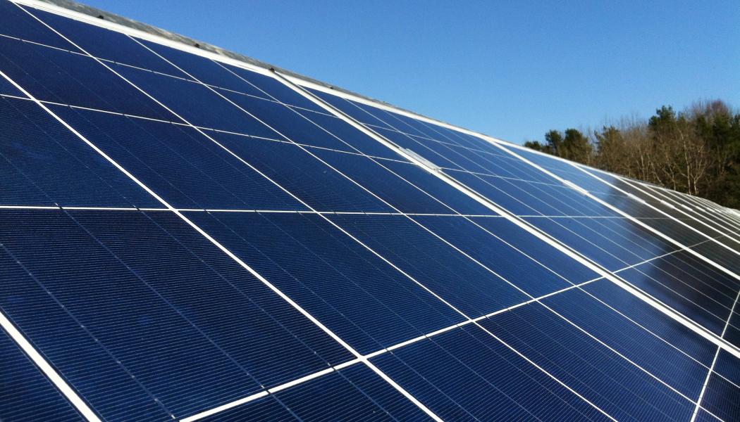 Rottneros Bruk och Nordic Solar bygger tillsammans Värmlands största solpark på en tidigare oanvänd deponi. Foto: Nordic Solar 