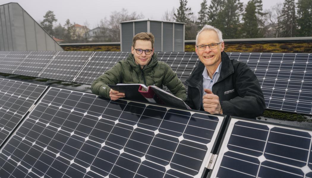 Karl Samuelsson, chef specialister och ansvarig för Huddinge Samhällsfastigheters solcellsprojekt tillsammans med Lars-Göran Sander, styrelseordförande, Huddinge Samhällsfastigheter.