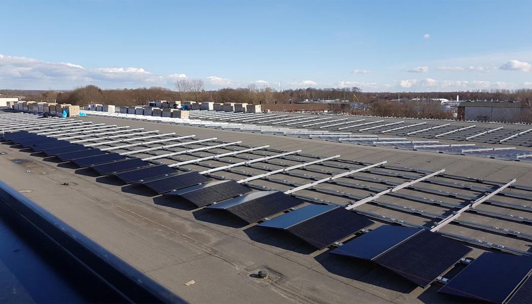 Solceller installerade på Boxons huvudlager. Foto: Boxon