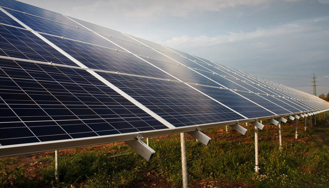 Svea Solar och Sakofall Energi etablerar jättelik solcellspark i Dalarna. Arkivbild