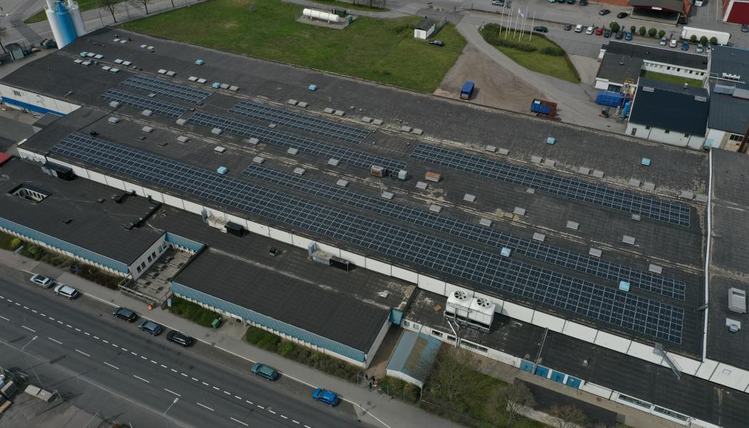 De delar av BLS industries tak som täcks av den nya solcellsanläggningen. foto Johan Hörlin , EON