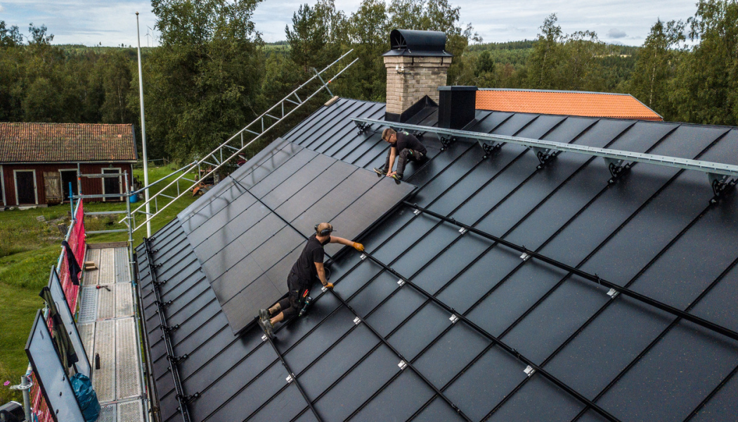 Installation av solceller. Foto: VB Energi