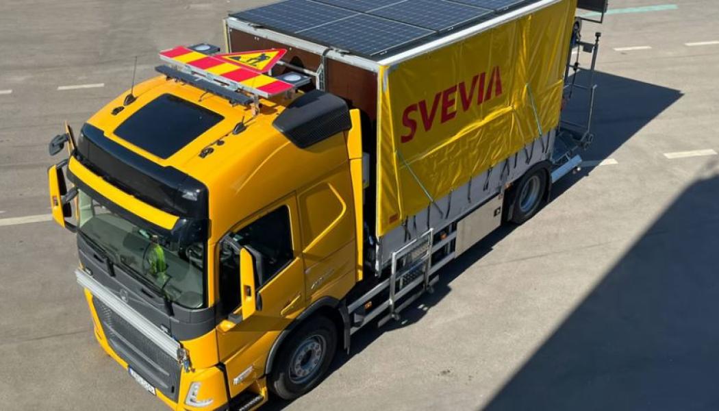 Svevia är först i Sverige med att satsa på solceller för att driva vägmarkeringsfordon. Foto: Tim Ljung