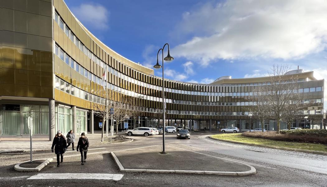 Innovativt samarbete mellan Soltech Energy Solutions och Fasadsystem har resulterat i en gyllene solcellsfasad på Fastpartners kontorsfastighet i Solna. Foto: Roger Spetz, Gatun Arkitekter