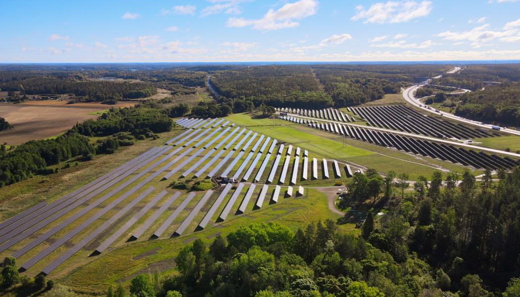 Bilden visar större delen av HSB Solcellspark i Strängnäs. Foto: Jonas Weissglas/EnergiEngagemang