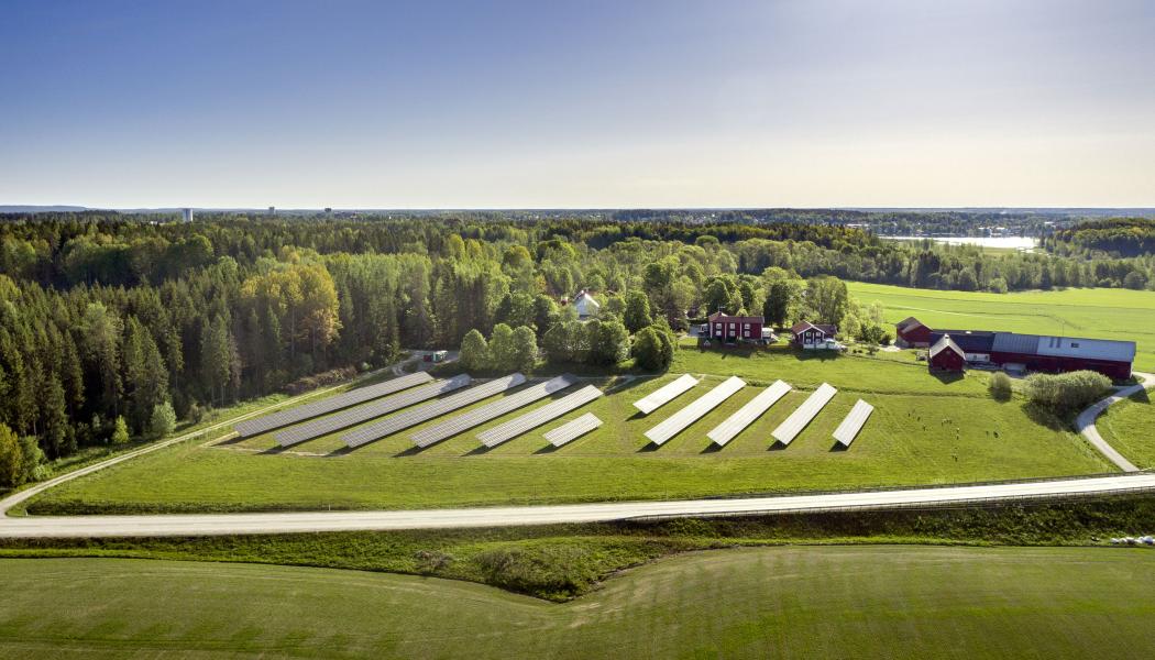 Solhagen i Torphyttan producerar hållbar el och ger återbäring till kunden. Foto: Linde energi 