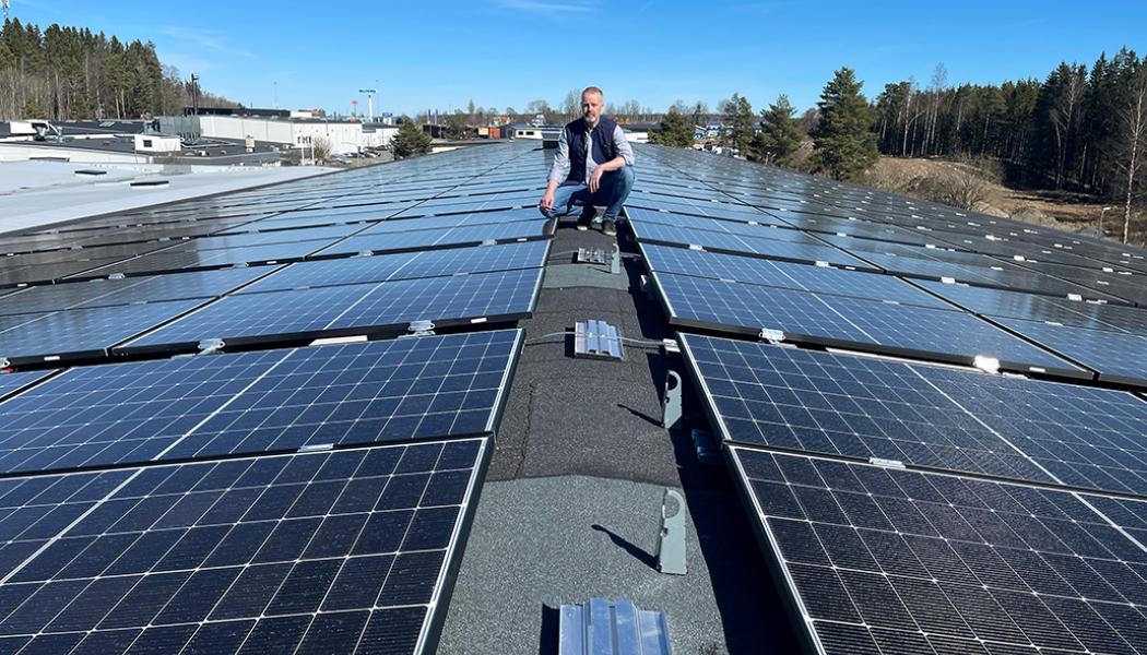 Solpaneler installerade på W.steps stegfabrik i Nässjö. Pressbild: Hultafors Group Sverige AB