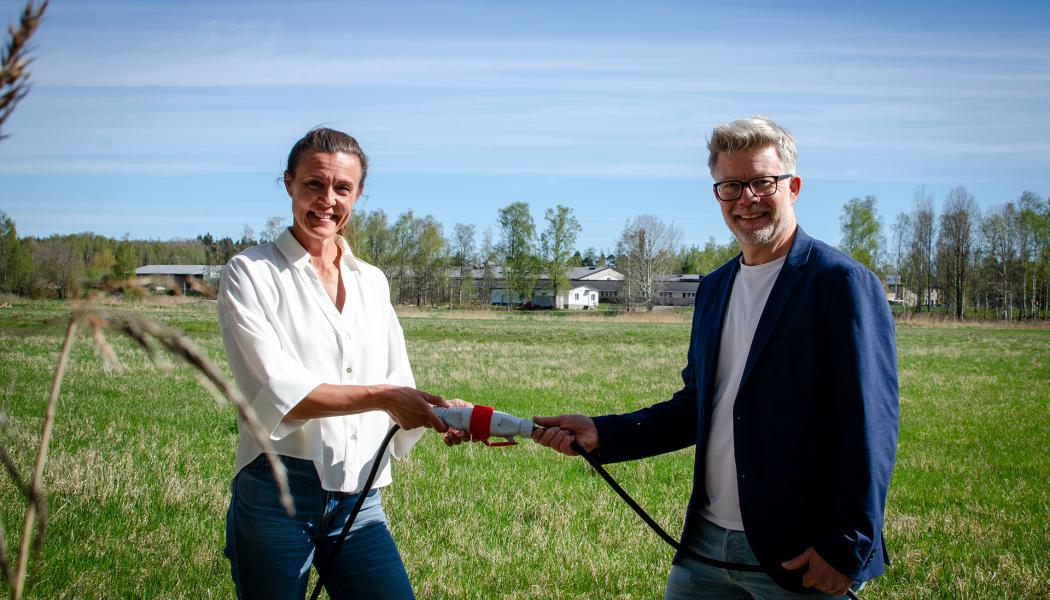 Frida Johansson, VD för Nordic Solar och Johan Modin, VD för Hammarö Energi bygger Hammarös första solpark tillsammans. Pressbild: Anna-Karin Jeppsson