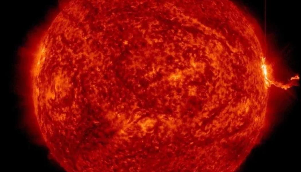 NASA:s Solar Dynamics Observatory fångade denna bild av ett solutbrott – synligt som det ljusa blänket längst till höger – den 13 maj 2025. NASA / SDO