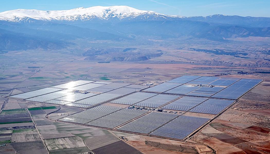 Drygt 150 megawatt stora Andasol solkraftverket är ett kommersiellt soltermiskt kraftverk med paraboltråg, beläget i Spanien. Anläggningen använder tankar med smält salt för att lagra solenergi. Foto: Wikipedia Commons, Kredit: Kallerna 

Andasol solkraftverk