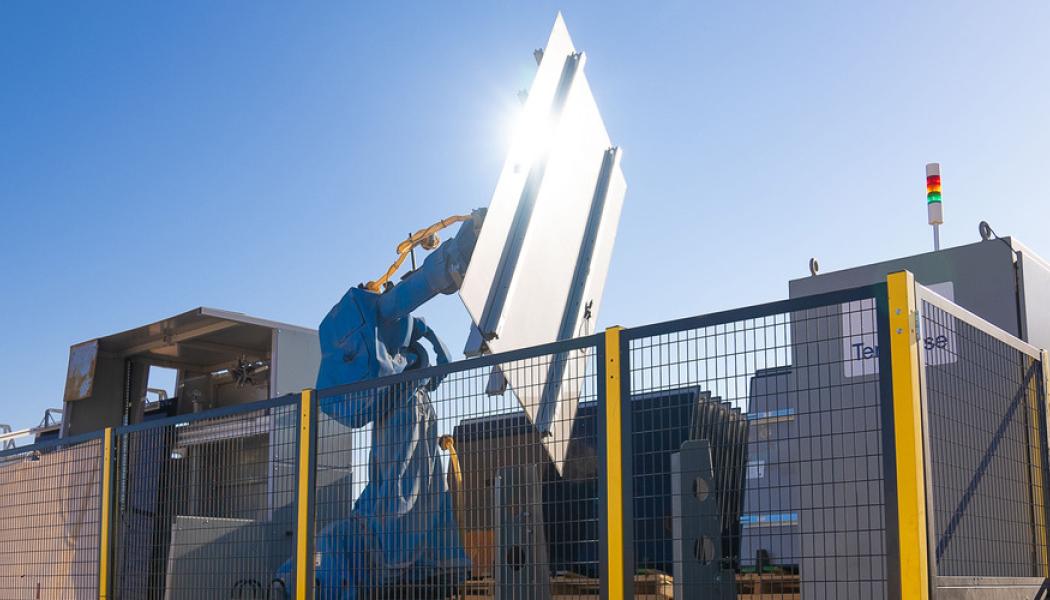 Terabase innovation Terafab effektiviserar byggandet av solkraftverk med en modern fabriksmetod. Det är världens första automatiserade, robotassisterade och digitala fältfabrik för konstruktion av solkraftverk. Enligt Terabase förbättras effektiviteten också genom hög genomströmning, dygnet runt-drift och modularitet. Därmed uppnås en fördubblad arbetskraftens produktivitet. Terafab utnyttjar sammankopplade digitala och fysiska system. Foto: Terabase