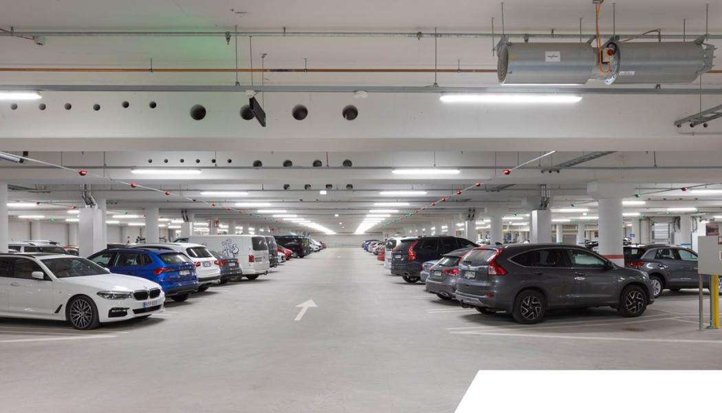 Ett av Finlands största underjordiska parkeringshus med solenergidrift, Åbo Toripark, under en central torg öppnade i december 2020 och har plats för 620 bilar, 20 laddplatser för elbilar och en biltvätt. Toriparkki, byggd i Åbos kärna, direkt under Åbo salutorg, betjänar alla som behöver parkering i centrum. Färdigställandet av det underjordiska parkeringshuset är en del av ett storskaligt projekt som avser att öka livskraften i stadskärnan, där även Åbos salutorg får ett nytt utseende. Foto: FläktGroup