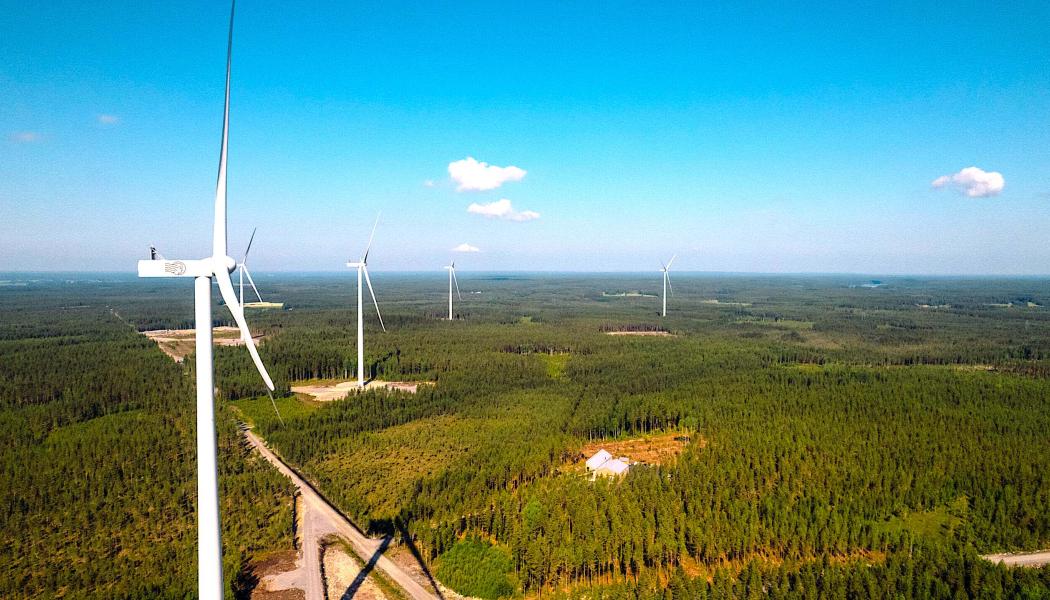 Alla de 36 turbinerna i Ilmatars första hybridpark i Alajärvi har nu tagits i drift för kommersiell produktion. Vindkraftverken är en del av ett banbrytande hybridkomplex på 370 megawatt, där det nu planeras en storskalig solcellsanläggning samt batterilagring. Foto: Ilmatar Energy