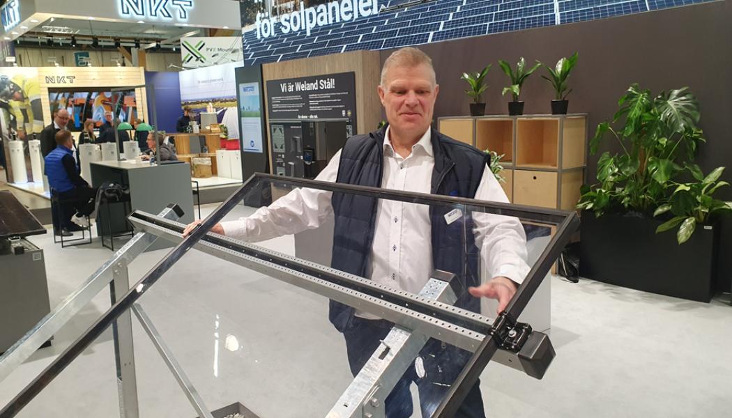 Fredrik Egnell visar ett markstativ för solpaneler.