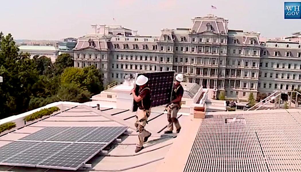 Fotovoltaiska solpaneler installeras på Vita husets tak. Foto:: Vita huset – Vita husets Youtube-kanal https://www.youtube.com/watch?v=ORni8uiuslI

