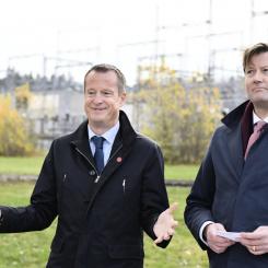 Jessica Gow/TT: Energiminister Anders Ygeman (S) och Ellevios VD Johan Lindehag.