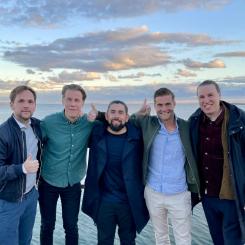 Från vänster: Philipp Schröder (CEO 1KOMMA5° Europe), Petri Seppälä (Grundare Solar Age), Ricardo Pacheco (VD Solar Age), Gunnar Jönsson (VD 1KOMMA5° Sverige & Norden) samt Pasi Seppälä (Grundare Solar Age)